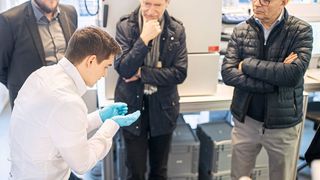 Über 20 potenzielle Katalysatoren konnten die Forschenden des Leuchtstoffwerkes und der Ruhr-Universität Bochum synthetisieren. (v. l.): Kai junge Puring, Dennis Blaudszun, Sven Rösler und Kai Wagner (Bild: Fraunhofer Umsicht)