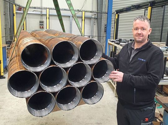 Sysbohr produziert Bohrrohre – unter anderem für die Geothermie – mit Längen bis 3 m im Durchmesserbereich 50 bis 600 mm. Im Bild: Produktionsleiter Sebastian Reith.(Bild:  Ingersoll)