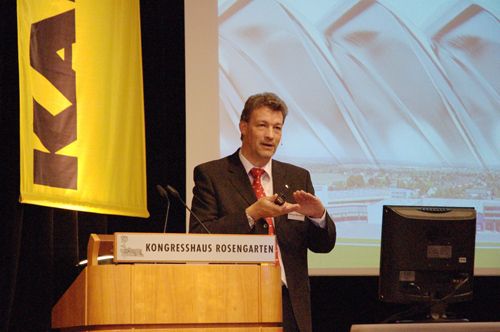 Kaeser-Entwickler Andreas Birkenfeld stellte die neue adaptive 3D-Regelung für Druckluftstationen vor. (Archiv: Vogel Business Media)