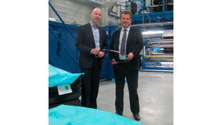 Konrad Ummen (links), Mitglied der Geschäftsführung der Arntz Optibelt Gruppe und Csaba Kala (Werksleiter/GF) Optibelt Power Transmission SRL, Tauthi Magheraus, Rumänien (Bild: Arntz Optibelt)