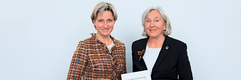 Baden-Württembergs Wirtschaftsministerin Dr. Nicole Hoffmeister-Kraut (links) überreichte am 23. Januar 2020 das von Bundespräsident Frank-Walter Steinmeier verliehene Verdienstkreuz am Bande der Bundesrepublik Deutschland an Renate Pilz. (Bild:  Pilz)