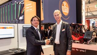 Beschlossene Sache! Von links: Florian Deter, Geschäftsführer Microsoft Deutschland, unterzeichnet mit Michael Marhofer, CEO von Ifm, eine Kooperationsvereinbarung auf der Hannover Messe 2024. Lesen Sie hier, was die Partner damit in die Wege leiten ... (Bild: Ifm)