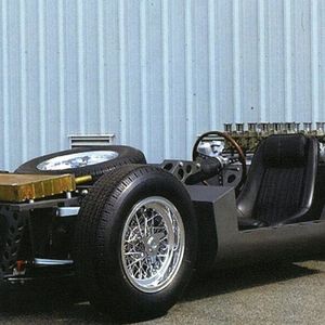 Noch ohne Karosserie zeigte Lamborghini im November 1965 auf dem Autosalon in Turin ein bloßes Fahrgestell: produziert aus gefaltetem Blech, durch zahlreiche gebohrte Öffnungen leichter gemacht. Darin sitzt ein 4,0-Liter-V12-Motor, der quer im Heck montiert ist. (Bild:  Lamborghini)