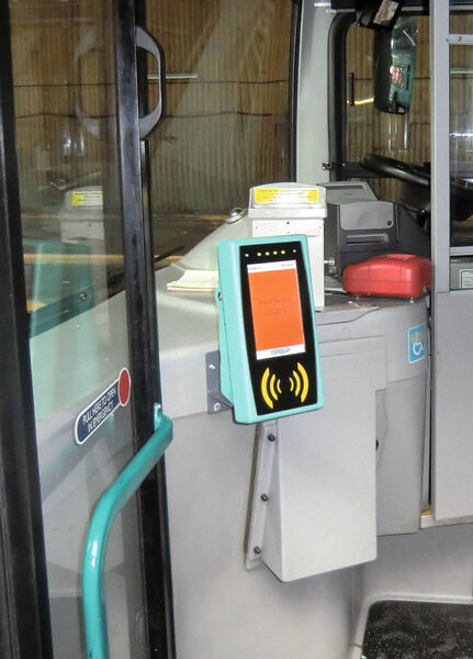 Bild 1: In Fahrzeugen schützt das Gehäuse das elektronische Ticket-Lesegerät zuverlässig vor Stößen und Erschütterungen. (Bild: Polyrack)