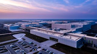 Großzügig viel Platz: Das neue BMW-Werk Debrecen. 2.000 neue Arbeitsplätze wurden dort geschaffen. (Bild: BMW Group)