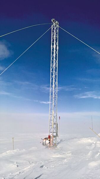 Zehn Meter hoher oberflächennaher Bohrturm im Wind bei Neumayer 3. (Alfred-Wegener-Institut / Jan Tell)