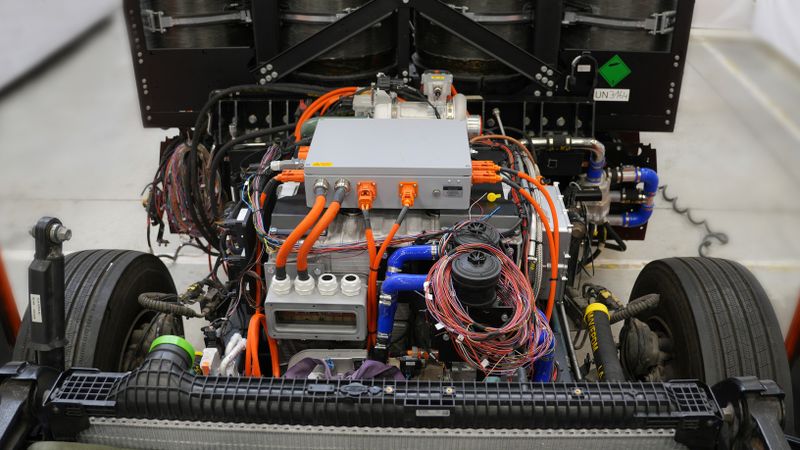 Der Brennstoffzellenstack „NM20“ im Versuchs-Lkw.(Bild:  Elring Klinger)
