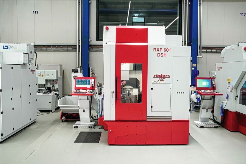 Die 5-achsige RXP 601 DSH im Vorführzentrum von Röders, auf der im Vorfeld auch der überwiegende Teil der Beispielbaugruppe gefertigt wurde. (Bild: Röders GmbH)