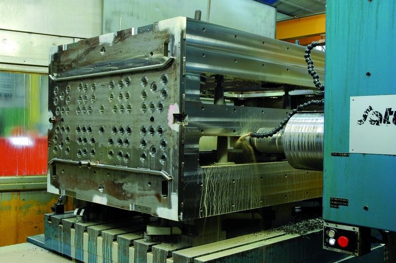 Bild 2: Bearbeitung einer Edelstahl-Vakuumkammer zur Pulverbeschichtung von Flachbildschirm-Displays.  Bilder: Walter (Archiv: Vogel Business Media)