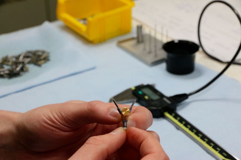 Stephan Lehnert demonstriert die Funktionsweise einer Baugruppe für ein Endoskop. Mit diesem entnehmen Ärzte minimal-invasiv beispielsweise Gewebe aus Magen und Darm. (Carl Zeiss IMT)