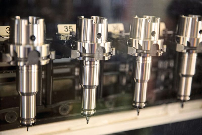 Medartis AG setzt in der Titan-­Plattenfertigung unter anderem auf Powrgrip-Werkzeughalter HSK-E 50 / PG 15 x  120 H von Rego-Fix. (Vischer & Bolli)