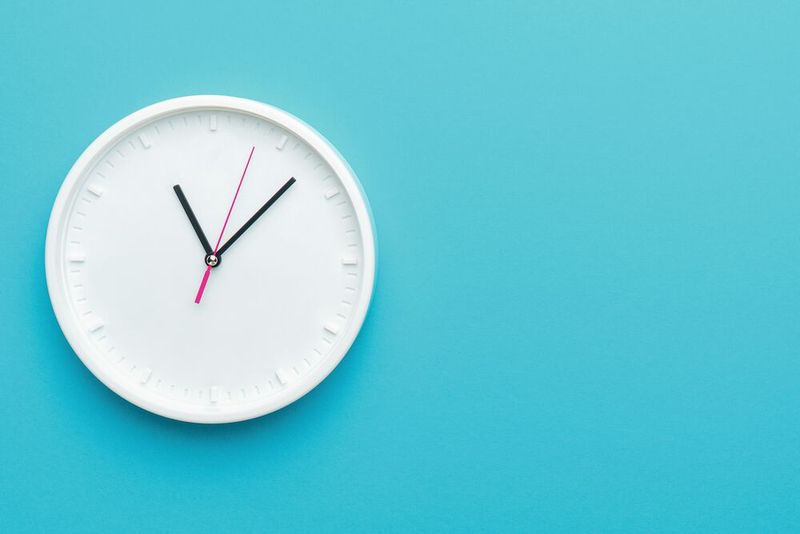 Auch Pufferzeiten sind wichtig! Ob Stau, Verspätung der Bahn oder eine Autopanne – mögliche Verzögerungen sollten Sie immer mit einplanen. Durch Pufferzeiten können Sie den Verzug ausgleichen oder Bescheid geben, dass Sie sich verspäten. Wichtig ist hierbei: Bleiben Sie flexibel und lassen Sie sich dadurch nicht aus der Ruhe bringen. Nehmen Sie die Verzögerung stattdessen ruhig hin und nutzen Sie die Zeit, um sich auf das Meeting vorzubereiten. Längere Wartezeiten können außerdem verwendet werden, um E-Mails zu beantworten, Präsentationen zu überarbeiten oder andere Aufgaben zu erledigen. (Bild: © Ruslan Grumble – stock.adobe.com)