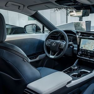 Auch innen kann man gediegenen Lexus-Komfort genießen. (Bild:  Lexus)