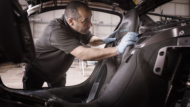 Handarbeit bei der Innenraummontage des Sportwagens. (Bild: Mercedes-Benz)