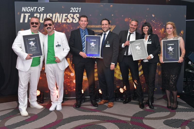 Kategorie Refurbishing & Remarketing, (v. l.) Ralf Schweitzer & Ronny Drexel, GSD (Platin Hardware), Daniel Büchle & Kai Keune, AfB, (Gold), Christian Bedel & Birgit Wiggert, MRM (Platin Software) und stv. Hannah Lamotte für bb-net, (Gold). (Hannes Magerstaedt)