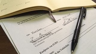 Während der Coronakrise gingen die Verkäufe von Unternehmen zurück. Für 2021 werden aber wieder wachsende Investitionen erwartet. (Bild: Vertrag unterschreiben / Sari Montag / CC BY-SA 2.0)