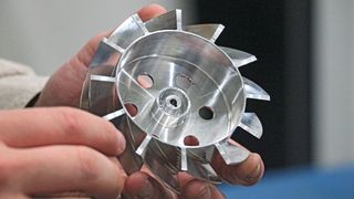 … bis zu solchen sensiblen Aluminium-Bauteilen für die Gasbranche, die hochgenau fünfachsig simultangefräst werden. (Bild: Haimer)