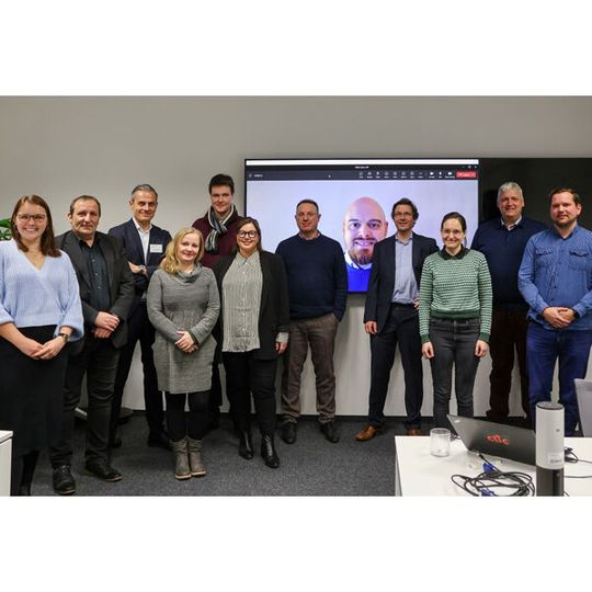 Das Team des Projekts „Künstliche Intelligenz für nachhaltige Lebensmittelqualität in Lieferketten“, kurz KINLI, beim Kickoff-Treffen am Fraunhofer-Institutszentrum Schloss Birlinghoven. Das Team des Projekts „Künstliche Intelligenz für nachhaltige Lebensmittelqualität in Lieferketten“, kurz KINLI, beim Kickoff-Treffen am Fraunhofer-Institutszentrum Schloss Birlinghoven.