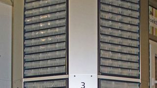 Auf 1 m² kann der Flexitower über maximal vier Ebenen verteilt bis zu 1440 Kleinteilkästen bieten. (Alusystems)