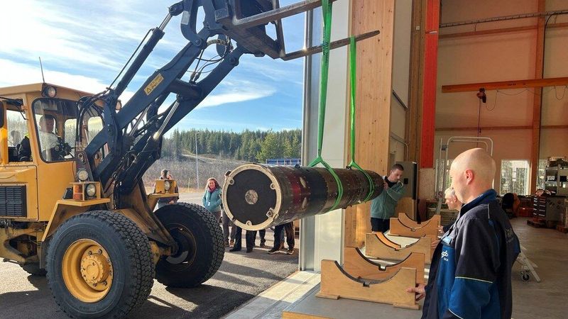 Nutzlast von Mapheus-17 nach der Bergung: Nachdem die Nutzlast mit einem Fallschirmsystem sicher gelandet war, begann die Bergung per Helikopter. Währenddessen warten die Forscher gespannt darauf, ihre Experimente wieder in Empfang zu nehmen. (Bild: DLR)