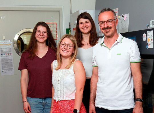Erforschen Reparaturmechanismen in menschlichen Zellen (v.l.n.r.): Lydia Hens, Caroline Quarz, Riccarda Walter und Jörg Fahrer.(Bild:  RPTU, Thomas Koziel)
