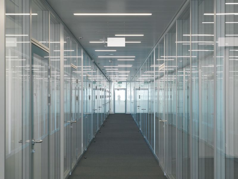 In kürzester Zeit enstand am Schweizer Roche-Standort Basel/Kaiseraugst in Modulbauweise ein neues Aus- und Weiterbildungszentrum mit 16 Laboren. (Bild: F. Hoffmann - La Roche)