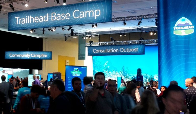 Das Trailhead Camp war einem Pfadfinder-Zeltlager in den Bergen nachgebildet, komplett mit Lagerfeuer. Es demonstrierte die Schulung für Salesforce-Entwickler, und dort konnten Bewerber ein Leistungsabzeichen erringen. ( © Michael Matzer)