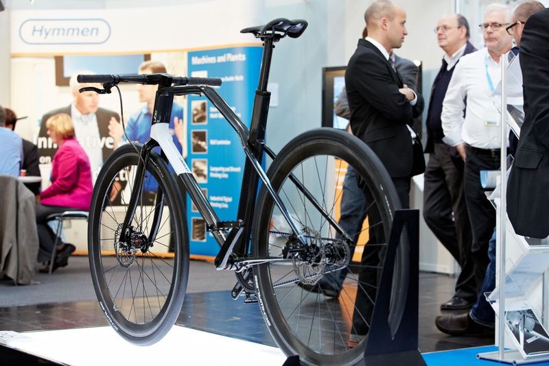 Carbonfaserverstärktes Fahrrad, das weder rostet noch für Muskelkater beim Tragen sorgt –sollte mal der Reifen platt sein. (Bild: Composites Europe)