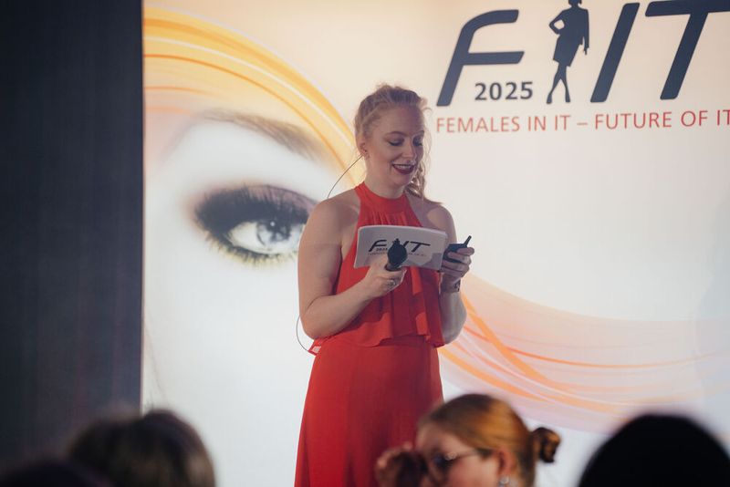 Um während dem 3-Gänge-Menü für zusätzlich gute Stimmung zu sorgen, gab es von und mit Romy Stehle ein unterhaltsames Quiz für die Teilnehmerinnen… (Bild: Manuell Emme Fotografie)