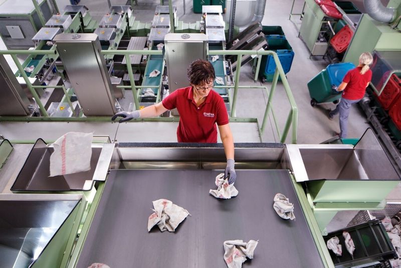 In der visuellen Prüfung sortieren Mitarbeiter die Tücher aus, die den Qualitätsstandard von Mewa nicht erfüllen. (Bild: Mewa)