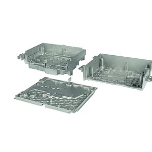 In der Kategorie Kommunikationstechnik hat die Alupress GmbH aus Hildburgshausen mit ihrem aus Magnesium gefertigten  Gerätegehäuse für Hochleistungselektronik überzeugt. Die Konstruktion ist dünnwandig ausgelegt und zugleich hoch komplex, wobei im Gießprozess enge Toleranzen sicher erreicht werden. Dadurch kann das Teil vollständig ohne Nachbearbeitung eingesetzt werden. Funktional überzeugt das Bauteil durch eine effiziente Wärmeabfuhr sowie eine zuverlässige Abschirmung gegen elektromagnetische Interferenzen (EMI). Die hohe Funktionsintegration reduziert Montageaufwand und steigert die Zuverlässigkeit. Damit zeigt dieses Bauteil, wie moderne Druckgusstechnologie durch hohe Präzision, funktionale Qualität und effiziente Materialkreisläufe die Wettbewerbsfähigkeit der Branche stärkt. (Bild:  BDG/digibox Düsseldorf)