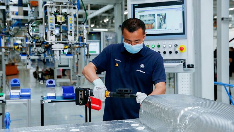 Montage von Batteriesystemen bei BMW Brilliance Automotive: Die Mehrheit der CO2-Emissionen stammt aus der Lieferkette vor der Produktion.