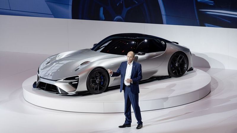 Toyota-Europachef Matt Harrison zeigt hier die Studie Lexus Electrified Sport. Der Zweisitzer soll den Sprint auf 100 km/h in zwei Sekunden schaffen. Toyota-Europachef Matt Harrison zeigt hier die Studie Lexus Electrified Sport. Der Zweisitzer soll den Sprint auf 100 km/h in zwei Sekunden schaffen.