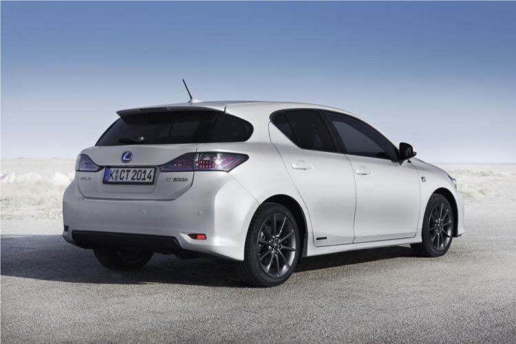 Die Systemleistung des Hybrids (100 kW/136 PS) ändert sich im F-Modell nicht, der Preis steigt um gute 5.000 Euro auf 34.430 Euro. (Lexus)
