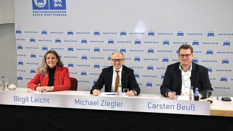Schauen skeptisch auf 2024: Pressesprecherin Birgit Leicht, Präsident Michael Ziegler (M.) und Hauptgeschäftsführer Carsten Beuß.(Bild:  Kfz-Gewerbe Baden-Württemberg)
