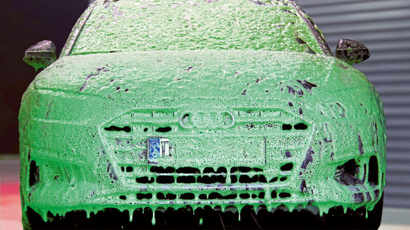 Mit dem „Color Sensation Foam“ bringt Caramba Farbe in die Autowäsche. Bislang gibt es nur den grünen Schaum. Ob weitere Farben folgen werden? (Bild: Caramba)