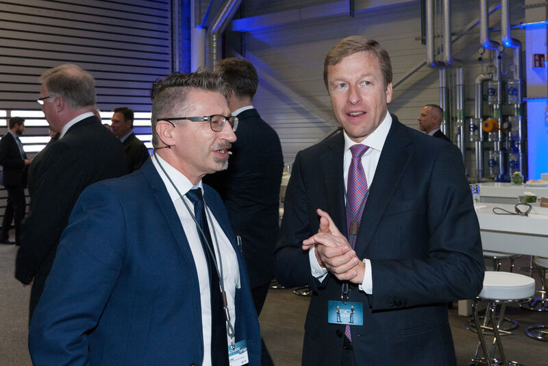 Mitarbeitergespräch: BMW-Produktionsvorstand Oliver Zipse (rechts) und Willibald Löw, Betriebsratsvorsitzender BMW-Werk Landshut. (BMW)