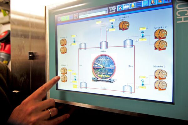 Steuerungstechnik und Software von Siemens bringen das süffige Festbier über eine unterirdische Ringleitung sicher und schnell von den Tanks an die Zapfstellen. An den Schänken zeigt ein so genanntes 