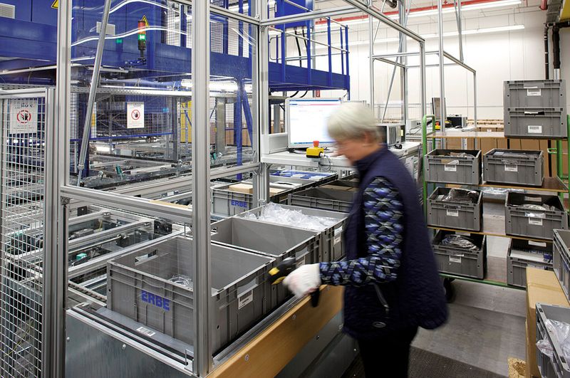 Auftragsabwicklung: Ein Picker stellt die Ware zusammen. Auch die Erbe-Tochterunternehmen im Ausland wissen dank der Software genau über den Lieferstatus Bescheid. (Bild: AEB)