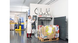 Die Vertikalballenpresse HSM V-Press 825 Plus produziert bis zu 280 kg schwere Ballen, die bequem per Palette abtransportiert werden können. (HSM)