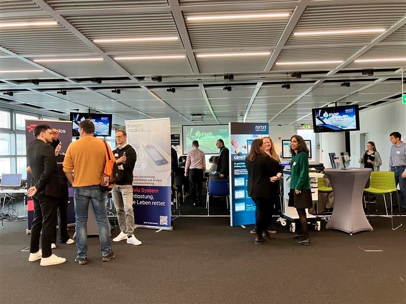 Die Messestände befanden sich ebenfalls im Konferenzraum „DUSconference plus“ – am anderen Ende des Saals.  (Bild: © Serina Sonsalla / Vogel IT-Medien)