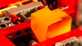 Mithilfe der Lego Mindstorms Technologie schneidet, faltet und klebt die Papercube-Anlage aus einem Stück Papier vollautomatisch einen Würfel. (Jade Hochschule)