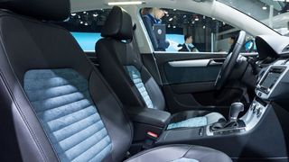 Der Farbton „Blue Motion“ wurde exklusiv für Volkswagen hergestellt. (Foto: Alcantara / VW)