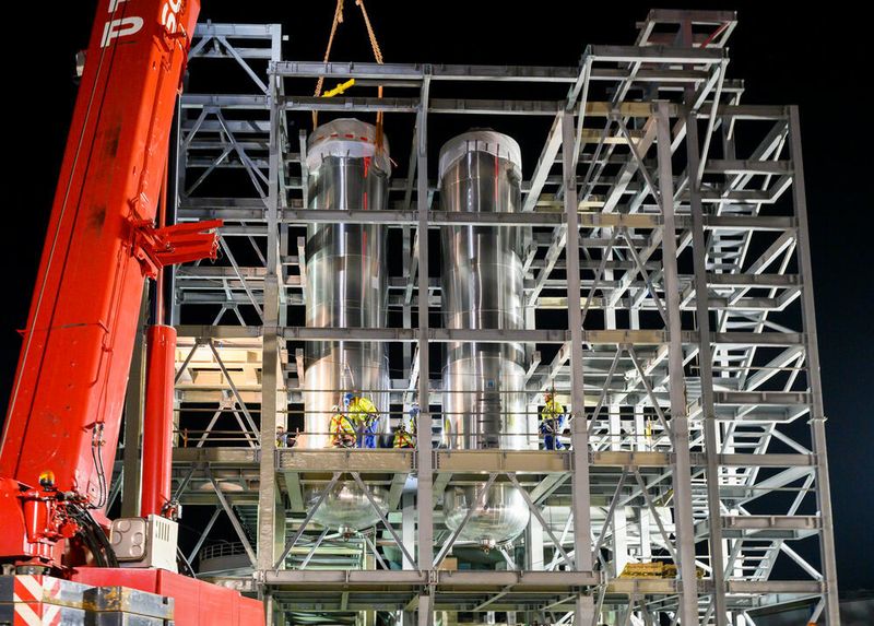 Die beiden Reaktionsbehälter gehören zu den wichtigsten Aggregaten der Hydrieranlage. (Klaus Venus/HCS Group)