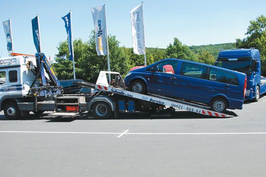 Die hauseigenen Abschlepper  können nicht nur Transporter buckeln, sondern bergen auch schwere Lastzüge von Autobahnen und Landstraßen. (Archiv: Vogel Business Media)