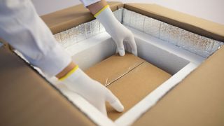 Covid-19-Impfstoff wird in eine Pharmabox zum GDP-komformen Transport eingelegt. Ein Kühlakku kommt noch hinzu. (Ecocool)