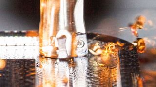 Schruppen mit hohen Vorschüben und selbst bei langer Auskragung klappt prozesssicher mit dem BNGX10-Wendeschneidplatten von Dormer Pramet, der hier im Einsatz zu sehen ist. Mehr Infos im Rahmen der Moulding Expo 2019 in Halle 3 am Stand C71. (Dormer Pramet)