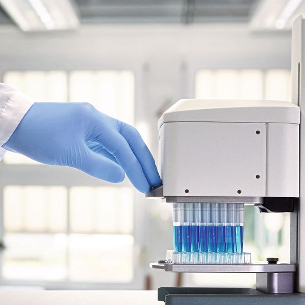 Der elektronische Pipettierer steigert die Produktivität, reduziert Bedienerfehler und verbessert die Reproduzierbarkeit auf dem Labortisch. (Bild: Mettler Toledo)