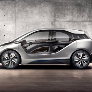 Bei der Fertigung des BMW i3 fallen CFK-Gewebereste an, die im Anschluss als Sekundär-CFK in „Patchwork-Technik“ zu neuen leichten Bauteilen weiterverarbeitet werden können.