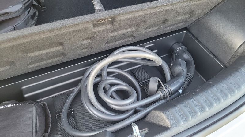 Selbst ohne die Schutzhülle passt das doch recht steife Kabel gerade so unter die Klappe. (Bild: Wehner - Vogel Communications Group)